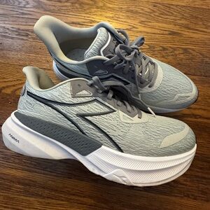 DIADORA 
NUCLEO 2
Color: SILVER DD/STEEL GRAY/BLACK Nucleo 2